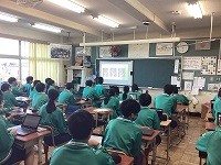 給食ができるまでを動画で見ている様子