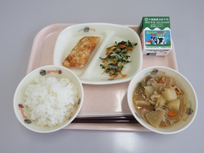 収穫した有機野菜を使用した給食