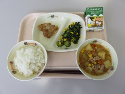 収穫した有機野菜を使用した給食