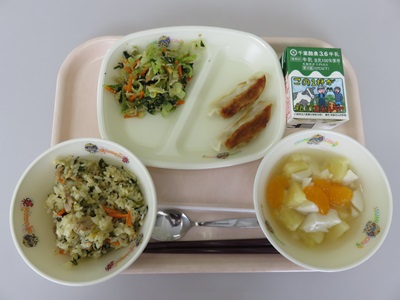 有機米と有機野菜を使用した給食