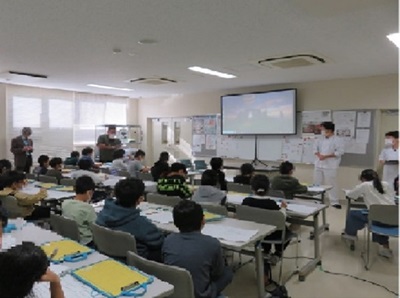 調理の様子を見る児童