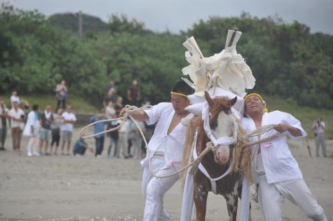 岩瀬海岸で行われる神馬の馬だしの様子