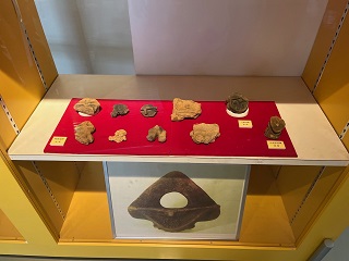 出土した土器・石器などの遺物の画像