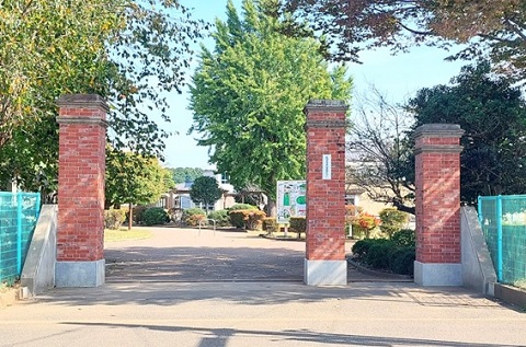 成田市立三里塚小学校赤煉瓦門の写真