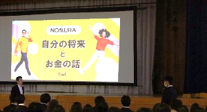講師の先生に御礼のあいさつをする生徒の写真