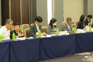 教育委員が1都9県教育委員会全委員協議会に参加し分科会で協議する様子