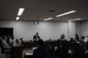第1回千葉県総合教育会議で知事・教育長・教育委員が円卓に座って会議している写真