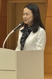 選手を激励する杉野教育長の写真