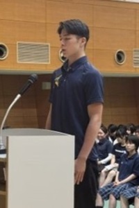 決意の言葉を述べる片岡選手の写真