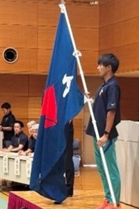 選手団の旗を授与された旗手の宮下選手