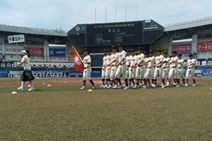 開会式で選手が入場行進をしている写真