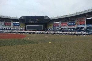 開会式で出場チームが整列している写真