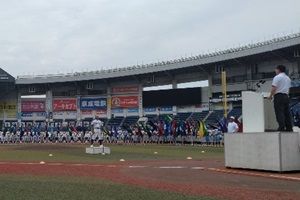 代表者が壇上で選手宣誓を行っている写真