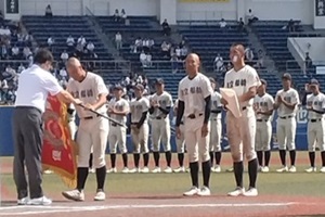 市立船橋高校の選手に優勝旗が手渡されている写真