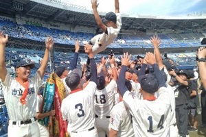 選手たちが胴上げをして喜んでいる写真