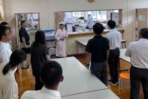 館山総合高校の家政科調理室を見学している写真