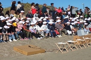 海岸でお浜おりを見学する旭市立矢指小学校の児童たちの写真