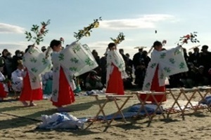 海岸で舞う巫女たちの写真