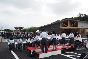 大勢の皆さんを前に演奏する生徒の画像