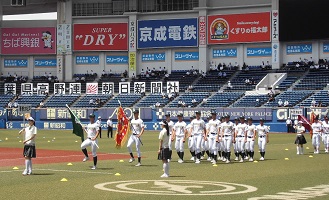 入場行進をする選手たちの画像