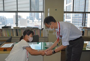 上司と名刺交換をする画像