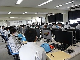 講義を聞く生徒の画像