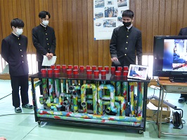 製作したパイプドラムを演奏する生徒の画像