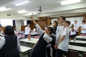 留学生といっしょに撮影をしている写真