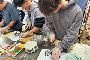 太巻き寿司作りを体験している写真