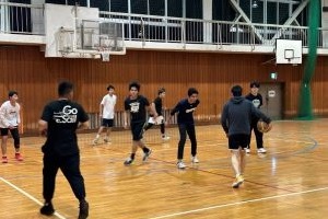 みんなで一緒にバスケットボールの練習をしている写真