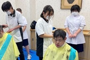 生徒が散髪している写真