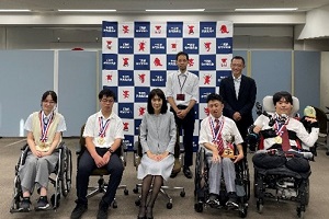 全員で記念撮影をしている写真
