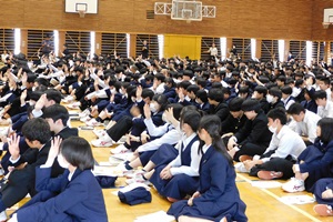 生徒が質問している様子
