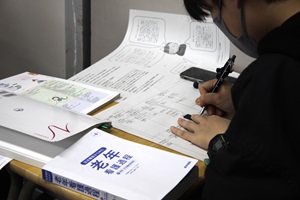 看護師国家試験に向けて勉強に励む様子