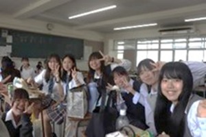 昼休みに各クラスでランチ交流をする様子