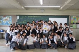 交流後に記念撮影をしている様子
