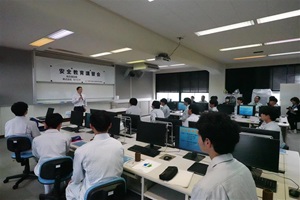 建設科3年生40名講師の説明を受ける様子