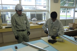 カッター適正使用実習で作業を進める様子