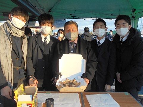 焼きたてピザができました！  伊藤校長先生（茂原樟陽高校）と一緒に