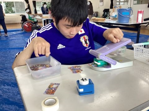令和6年度松戸特支うちわ作成風景の画像