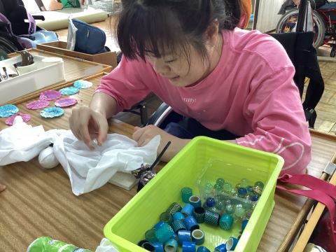 令和6年度松戸特支ヘアゴム作成風景の画像