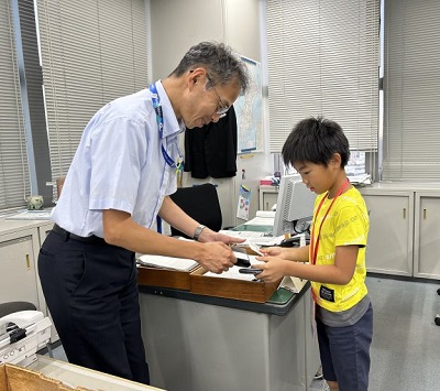 名刺交換をしている画像です