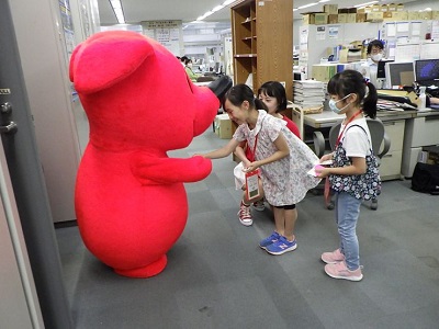 チーバくんと名刺交換をしている画像です