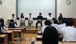 卒業生進路講演会の様子の画像