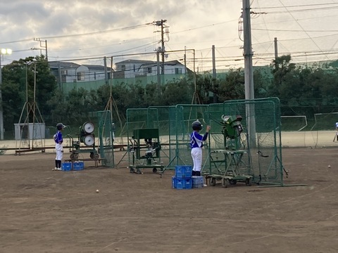 ピッチングマシンを使って練習している船橋高校野球部の画像