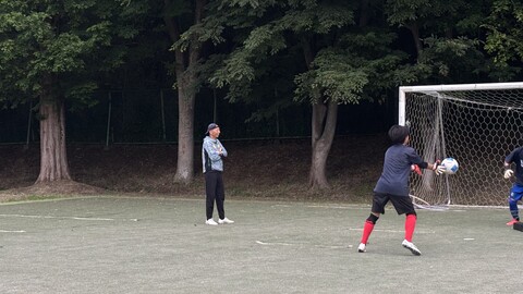 サッカーコーチに指導されている柏南高校サッカー部の画像