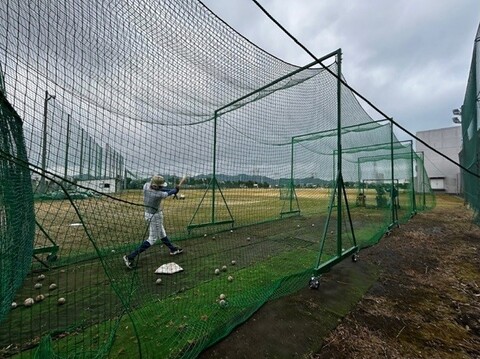 バッティングケージを活用して練習する長狭高校野球部の画像
