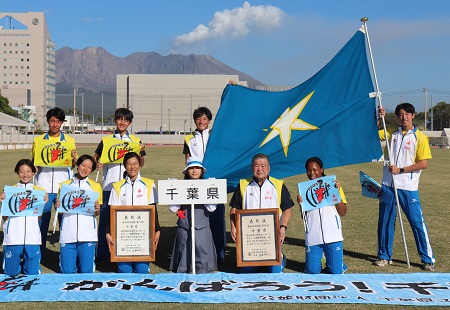 閉会式後の集合写真の画像