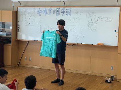 青山学院大学時代のTシャツを披露