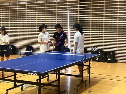 金子さんからアドバイスを受ける生徒達